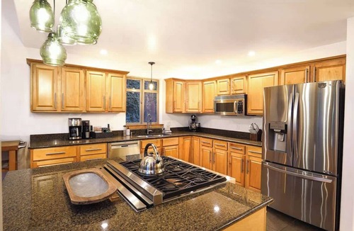 Maple Falls House | Silver Lake Chalet | Hot Tub, Dock + 3 Kings