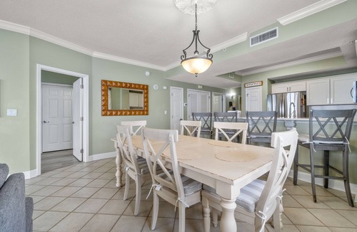 Navarre Beach Condo | Sixth-floor Gulf-front condo with water views, pool, hot tub & covered parking