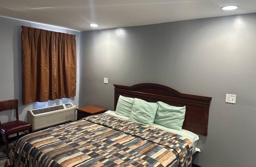 Crestline Heights Hotel | Sky Inn Hotel