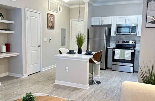 Alden Bridge Apartment | Sleek 1BR Magnolia Pool & Gym Near Woodlands