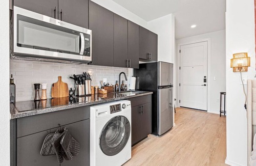 Oak Cliff Apartment | Sleek Bishop Arts Stay | Gym - Yoga - Game Lounge