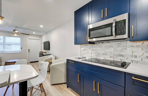 Old Naples Apartment | Sleek Coastal Abode: 1 Block to Naples Beach!