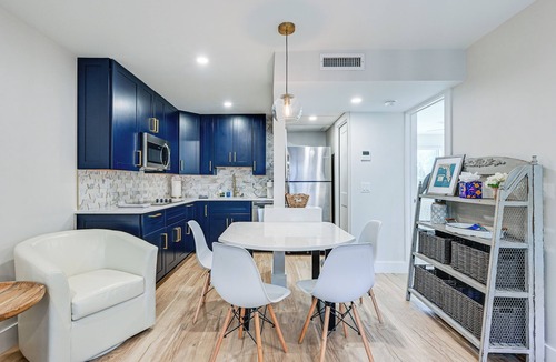 Old Naples Apartment | Sleek Coastal Abode: 1 Block to Naples Beach!