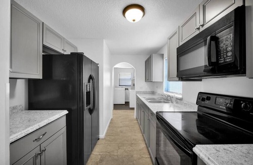 Westside House | ~Sleek Home Sleeps 10 Grill~