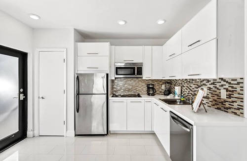 Beverly Heights Apartment | Sleek Kitchenette & Queen Bed