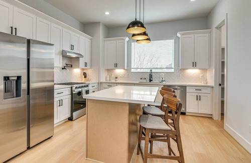 OST - South Union Cottage | Sleek & Spacious! Prime Houston Home Near NRG