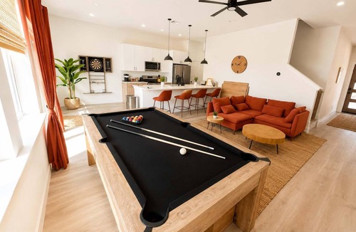 Dallas House | Sleeps 24 - Hot Tub, Sauna, Gym, Karaoke, Casino, Billiards & Rooftop Soccer