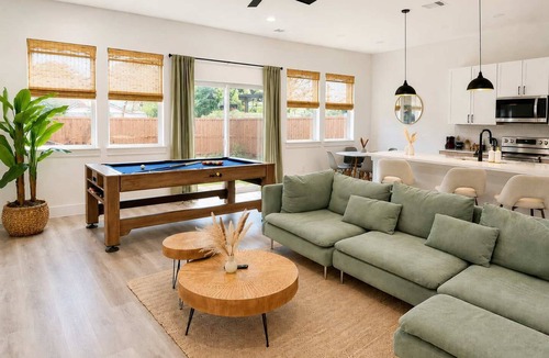 Dallas House | Sleeps 24 - Hot Tub, Sauna, Gym, Karaoke, Casino, Billiards & Rooftop Soccer