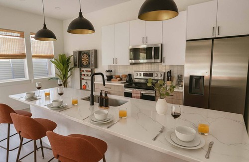 Dallas House | Sleeps 24 - Hot Tub, Sauna, Gym, Karaoke, Casino, Billiards & Rooftop Soccer