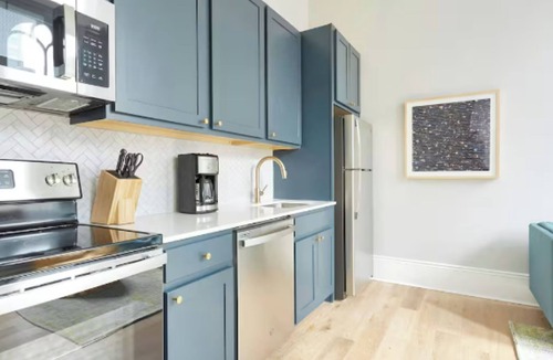 French Quarter Hotel | Sleeps 26 | Entire Floor, Steps to French Quarter | The Harlequin by AvantStay