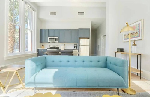 French Quarter Hotel | Sleeps 26 | Entire Floor, Steps to French Quarter | The Harlequin by AvantStay