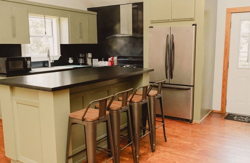 Redwood House | Sleeps 6 - Private Pool - Lake Views - End of the Road Lakehouse
