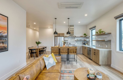Bend House | Sleeps 60! 12 Modern Units/30 BDRs w/Deck+Hot Tub, Fully Private, Near Downtown