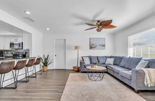 Whitfield House | Sleeps 7-Heated Saltwater Pool-Near Beach, Airport