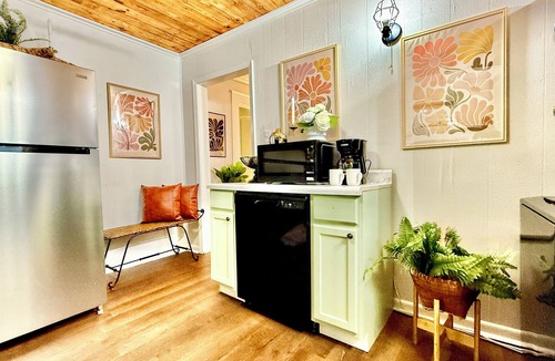 Alexandria House | Sleeps 8 - Enjoy 3-bedroom Welcoming Cottage in Alex Near Downtown/Med Center