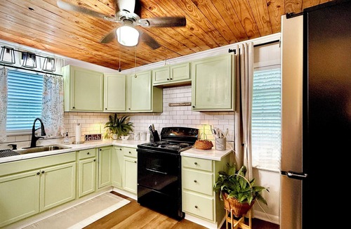 Alexandria House | Sleeps 8 - Enjoy 3-bedroom Welcoming Cottage in Alex Near Downtown/Med Center