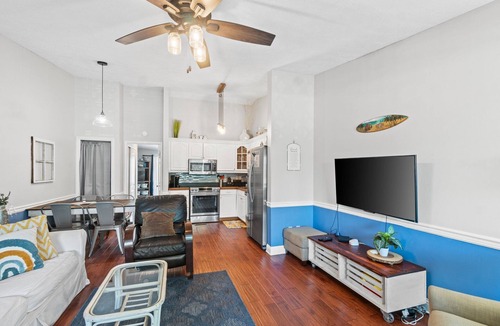 Holiday Beach House | Sleeps 8 | Hot Tub | Lagoon View | 2 pets allowed