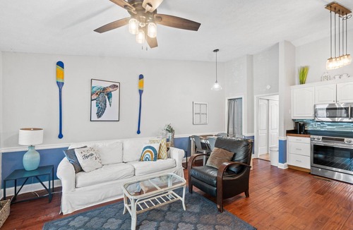 Holiday Beach House | Sleeps 8 | Hot Tub | Lagoon View | 2 pets allowed