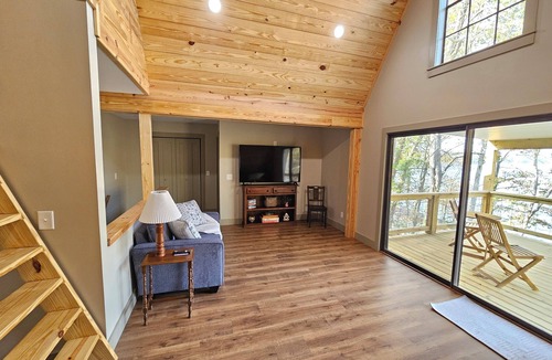 Crane Hill Cabin | SMITH LAKE CABIN-Cave, Dock,