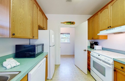 Sea Palm Village House | Snowbird-friendly home near the beach with deck, outdoor shower, W/D