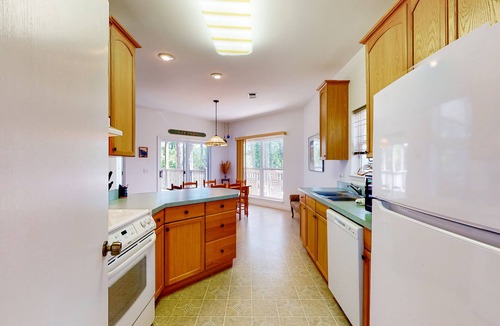 Sea Palm Village House | Snowbird-friendly home near the beach with deck, outdoor shower, W/D