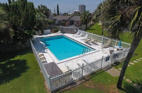 El Centro Beach Condo | Sol Seeker☀️2 bed 2 bath |Close to Beach🏖Large Deck🌴Beautiful Pool | Privacy