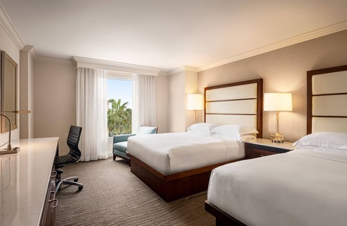Park Shore House | Sophisticated Suite with Shuttle to Clam Pass Beach | Outdoor Pool