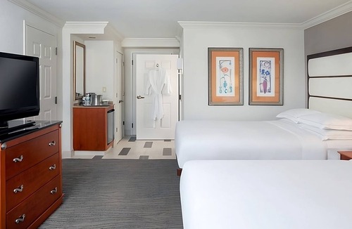 Park Shore House | Sophisticated Suite with Shuttle to Clam Pass Beach | Outdoor Pool