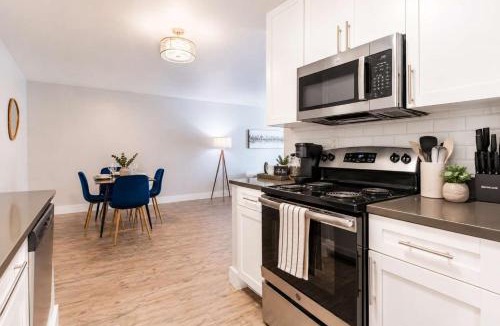 Beach Park Apartment | South Tampa Oasis Pool Gym & King Suites