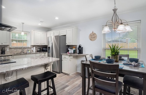 Springlake House | Southern Comfort Retreat: King Bed, Near LSUS & Barksdale AFB, Fast wifi.