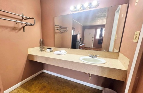 Lake Village Hotel | Southern Inn Lake Village Near Greenville MS 1