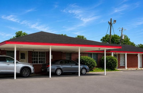 Lake Village Hotel | Southern Inn Lake Village Near Greenville MS 1