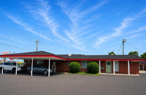 Lake Village Hotel | Southern Inn Lake Village Near Greenville MS 1