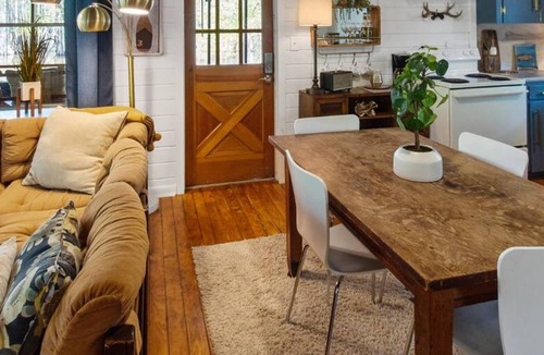 Uncertain Cottage | Southern Pearl is all about simple, peaceful lake living. Wake up to water views, spend your days kayaking or canoeing, and wind down with quiet evenings by the water.