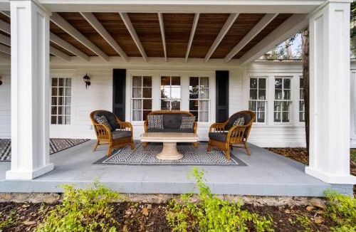 Ocala House | Southern Porch Life 4-B 2-Bath Pet Friendly
