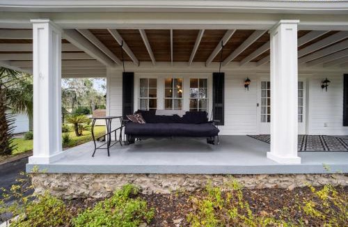 Ocala House | Southern Porch Life 4-B 2-Bath Pet Friendly