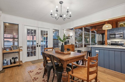 Enchanted Oaks House | Southside of Heaven is a luxury 3 bedroom cabin located on beautiful Cedar Creek Lake