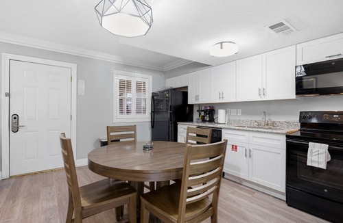 Faubourg Marigny Apartment | Spacious 11BR Frenchmen Street stay with shared pool, hot tub, parking, and easy walk to the French Quarter.