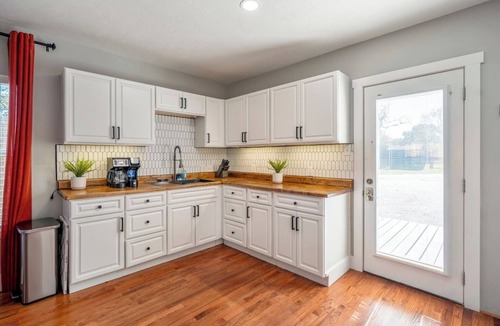 Greater East End Apartment | Spacious 2BR Home with King Beds Near Downtown, WiFi, Parking & Easy Self Check-In