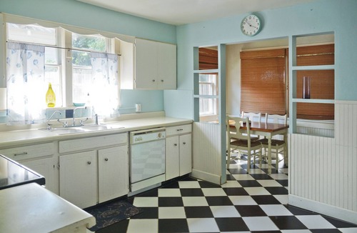 Old Town House | Spacious 3 Br Beach House, Only 1 1/2 Blocks From The Beach!