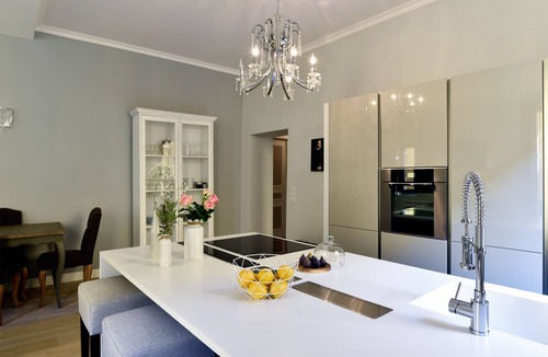 Old Town Apartment | Spacious 3BR/3BA Apartment in Old Town Nice 2-Min Walk to Beach Full A/C