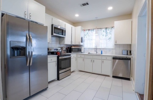 Fondren House | Spacious 3BR Family Home | Minutes to MS Medical Center & Fondren
