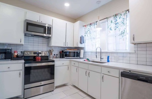 Fondren House | Spacious 3BR Family Home | Minutes to MS Medical Center & Fondren
