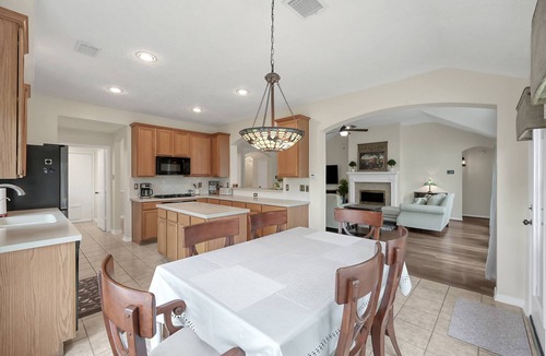 College Park House | Spacious 3BR Near The Woodlands | King Bed | Fast WiFi | Easy I-45 Access