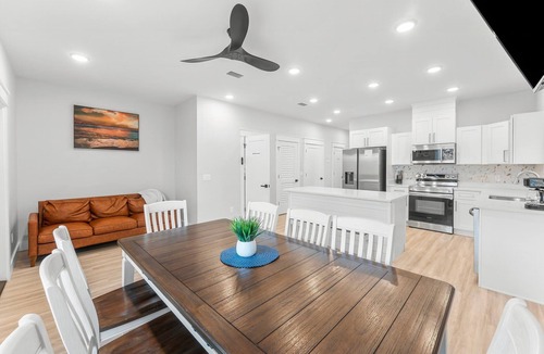 Holiday Beach House | Spacious 4-bedroom Retreat Prime Location Walk to Beach Sleeps 14 - Unit A