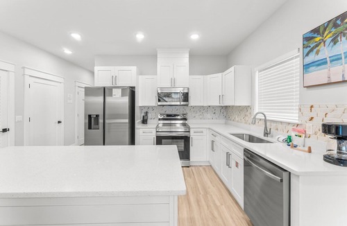 Holiday Beach House | Spacious 4-bedroom Retreat Prime Location Walk to Beach Sleeps 14 - Unit A