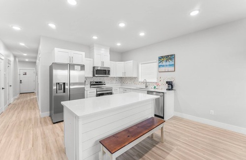 Holiday Beach House | Spacious 4-bedroom Retreat Prime Location Walk to Beach Sleeps 14 - Unit A