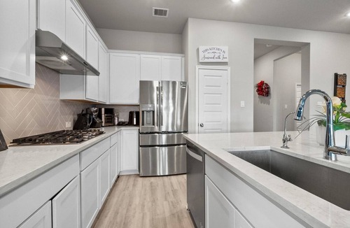 Sienna Plantation Apartment | Spacious 4-bedroom corporate apartment in cool Missouri City