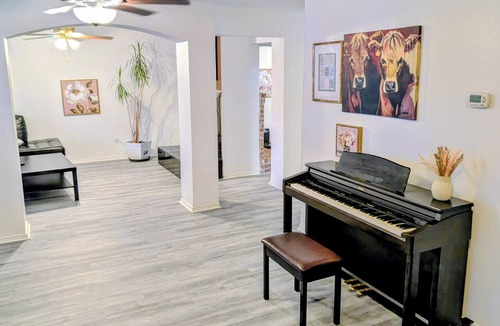 Corinth House | Spacious 4-bedroom House Great Location Next to 35 and Shopping Areas