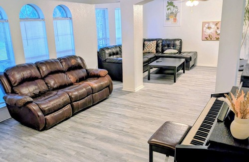 Corinth House | Spacious 4-bedroom House Great Location Next to 35 and Shopping Areas